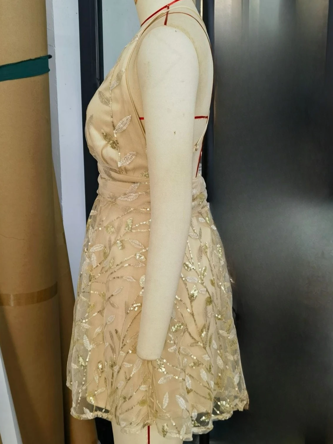 Mini robe de bal de cocktail sexy à col en V et dos nu