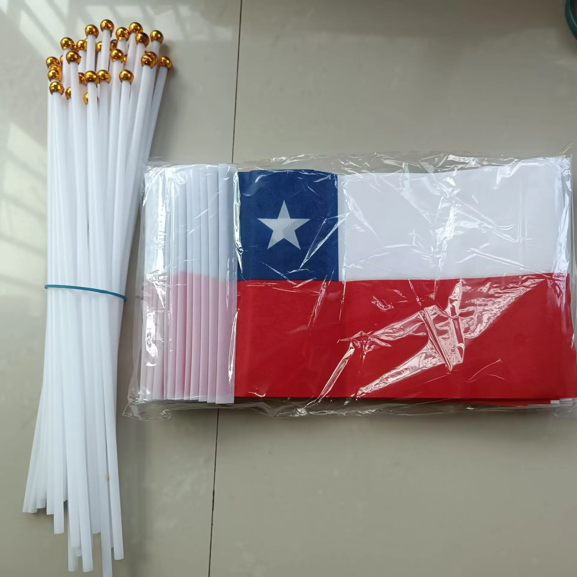 Bandera de Chile para Agitar con la Mano, 14*21CM, 50 Unidades por Paquete con Asta de Plástico