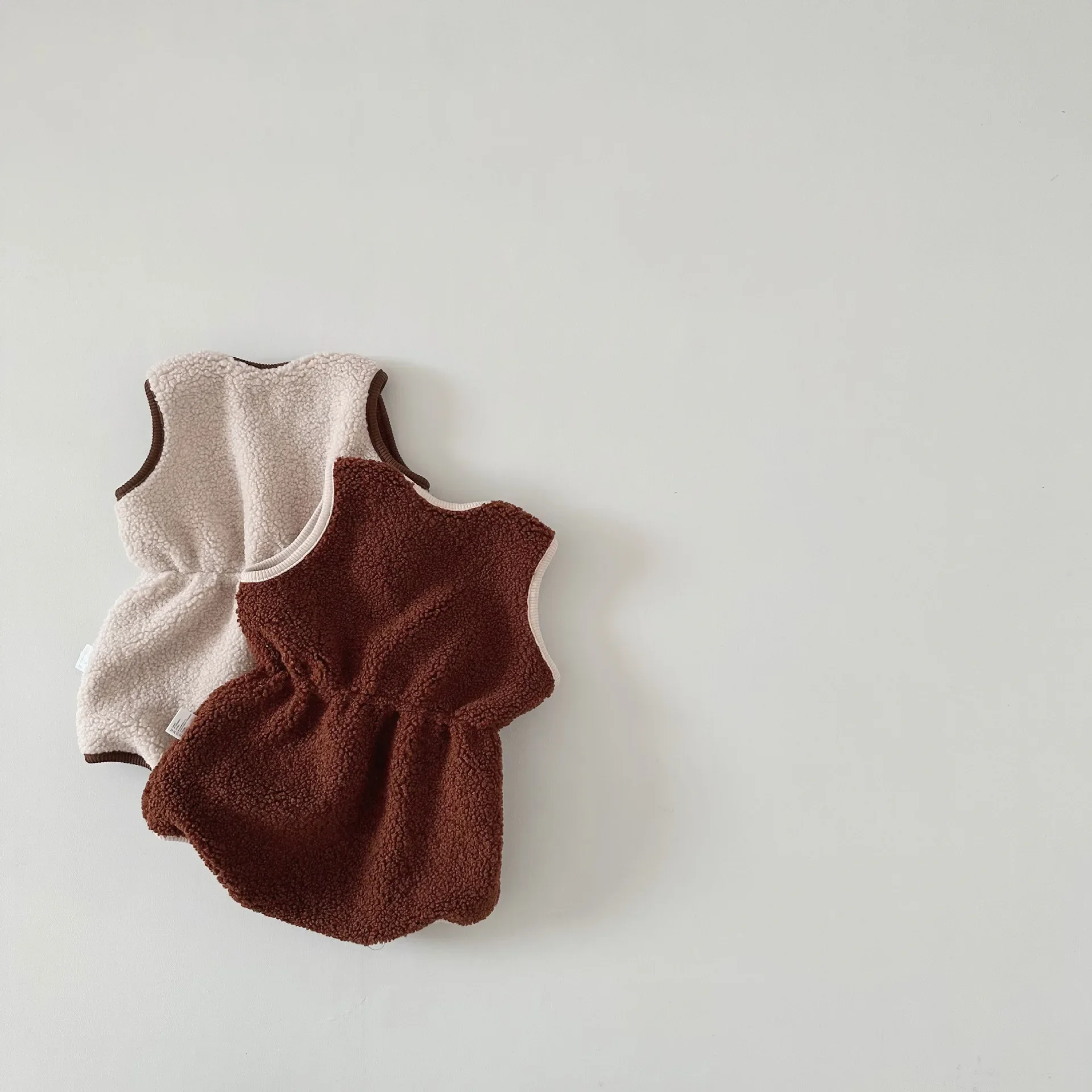 

Infant and Toddler Fleece Sleeveless Vest Sweater Boys and Girls Contrasting Color Double-layer Plush Suit newborn baby clothes