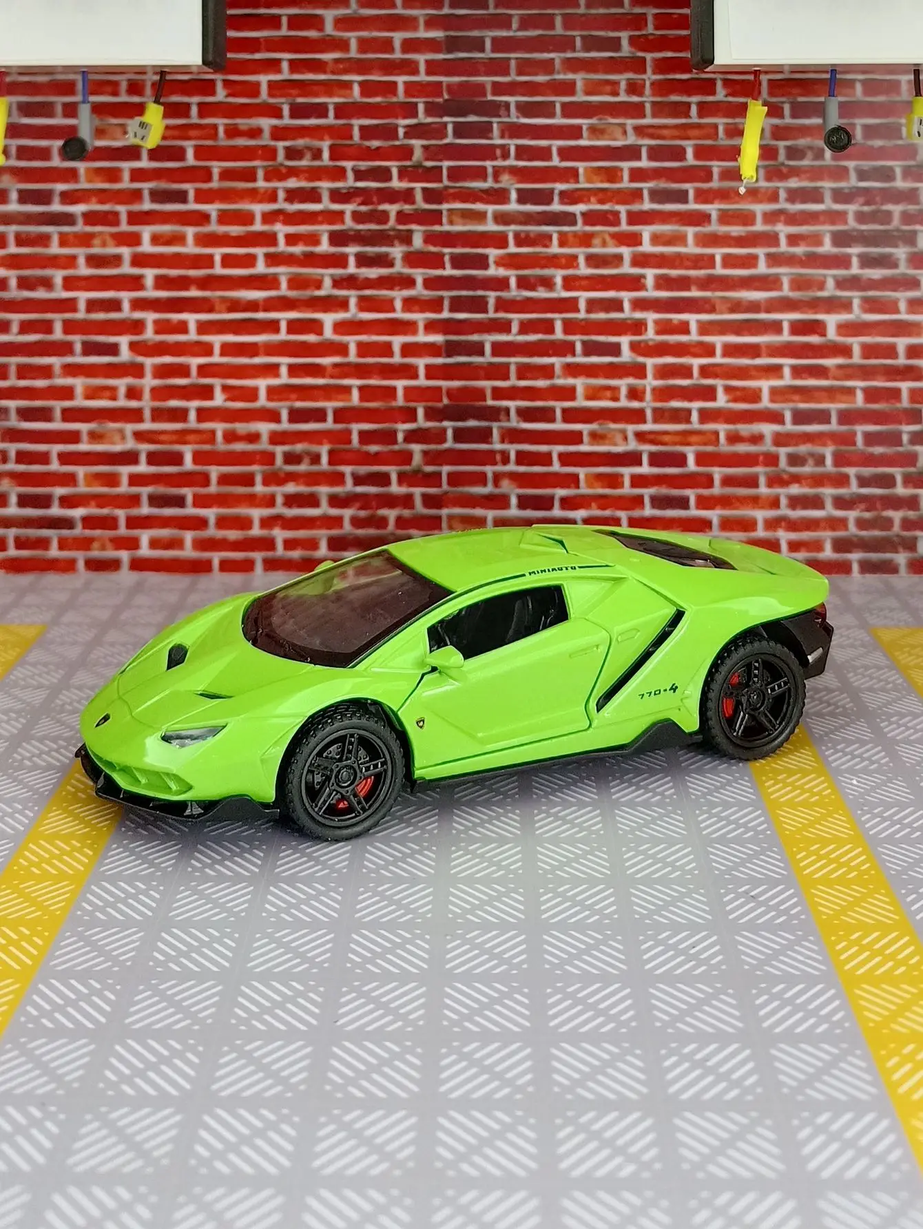 

1: 32 LP770-4 Gini supercar alloy car model car model metal sound and light can open door toy birthday fine workmanship