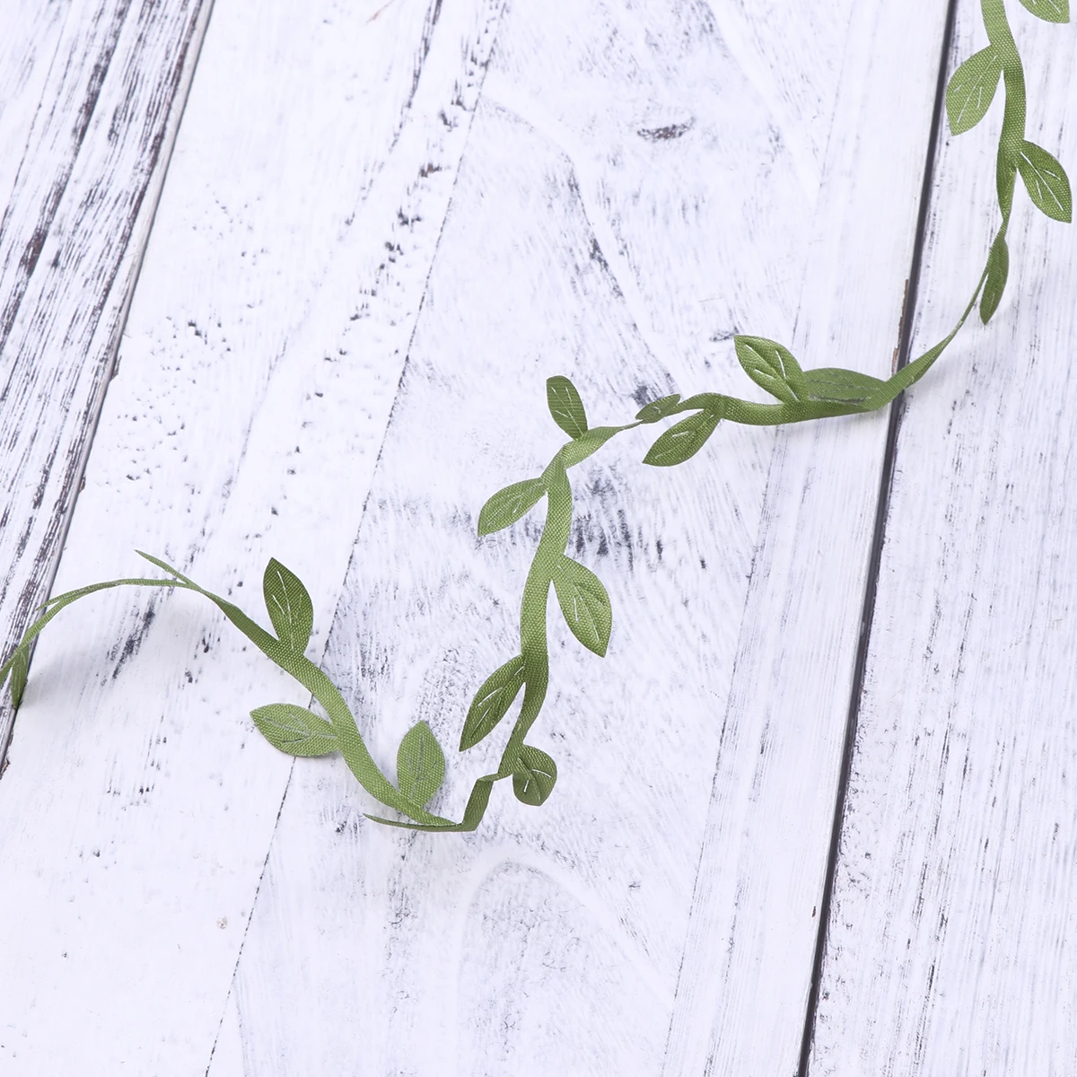 

Artificial Leaves Garland Strings Bright Colored Cloth Material Long Lasting Perfect for DIY Crafts Wedding DecorationsGreen