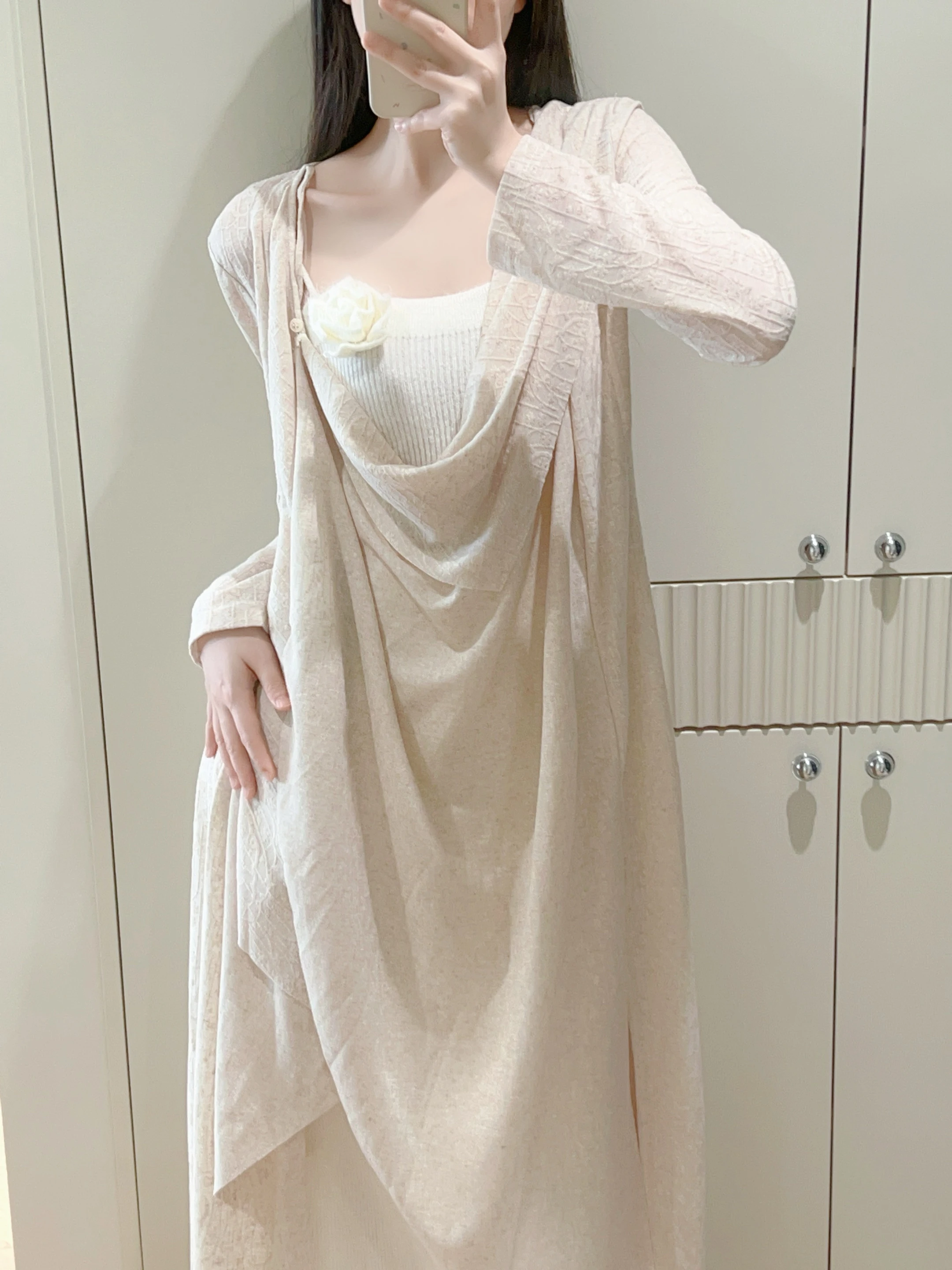 

Универсальный асимметричный кардиган с четырнадцатью рядами вязаных узоров, длинными рукавами и возможностью многофункционального ношения для повседневного использования