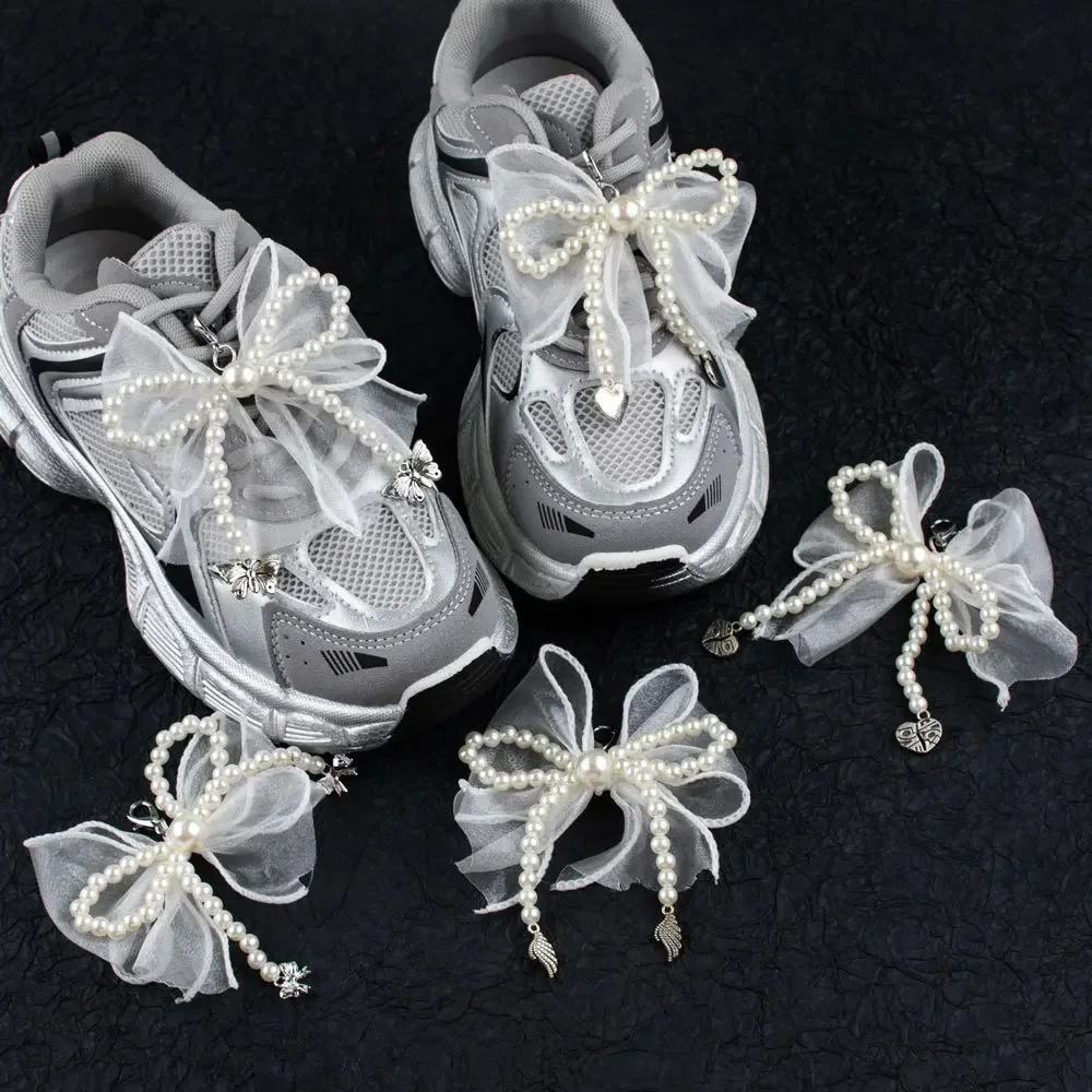 1 Stück Perlen-Schleifen-Schuh-Charm mit dekorativem Seidenband und Metallanhänger, Sneaker-Accessoire, Perlen-Spitzen-Charms, Schuhdekorationen