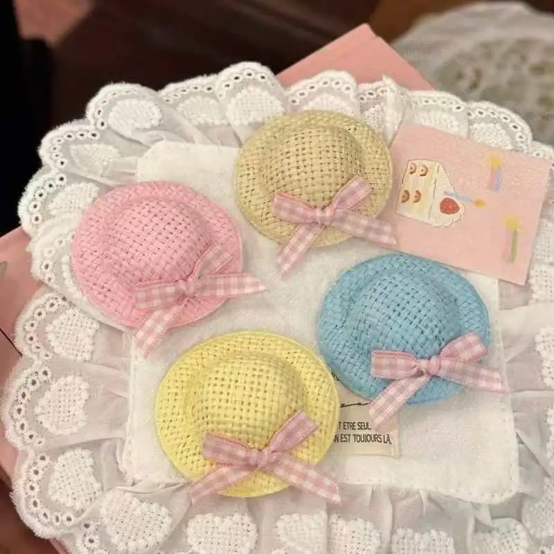 4 Stück Mini-Haarspangen und Haargummis in Strohhut-Form, weiche Pastellfarben, Karomuster-Schleifen für Mädchen, ideal als Sommer-Haarschmuck für den täglichen Gebrauch. – Detail 2