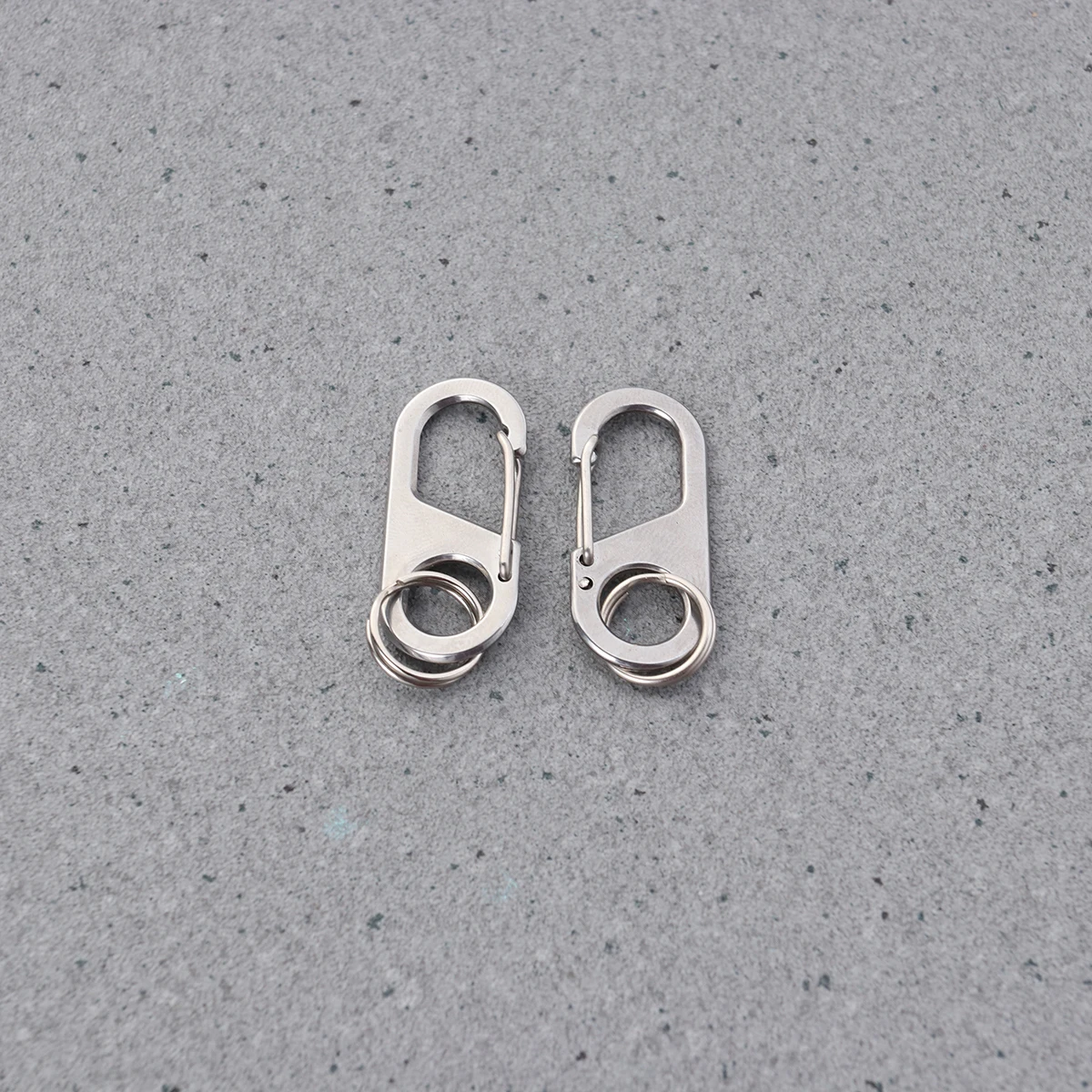 

2Pcs Stainless Steel Carabiner Pet Id Tag Clips 4x16x02cm Easy Attach Detach for Dog Cat Collar Harness Outdoor Pets