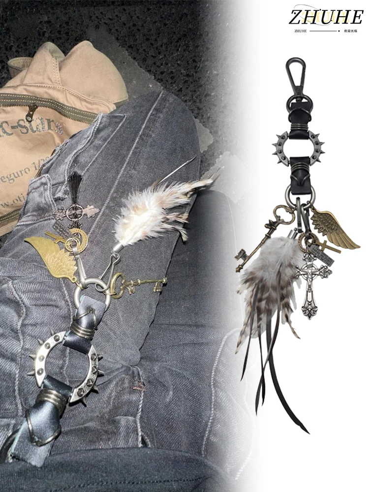 ZHUHE El llavero cruzado de ala de plumas resistente en el nuevo estilo gótico es un accesorio de joyería y un regalo de fiesta tanto para hombres como para mujeres