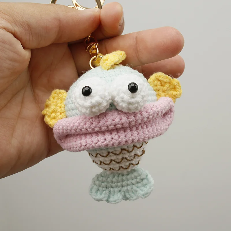 Lustiger gehäkelter Wurstfisch-Schlüsselanhänger, handgewebter Fisch-Anhänger, kreativer gestrickter Tier-Rucksackanhänger, lustiges Geschenk – Detail 2