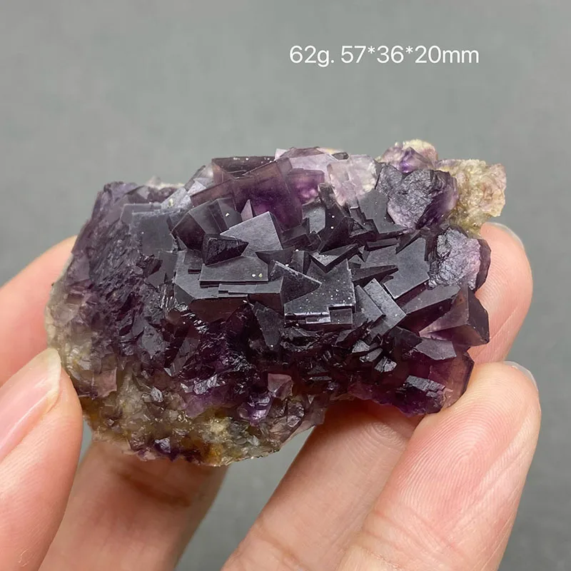 مجموعة عينات من الحجر الخام والكريستال والنافذة باللون الأرجواني الطبيعي بنسبة 100%