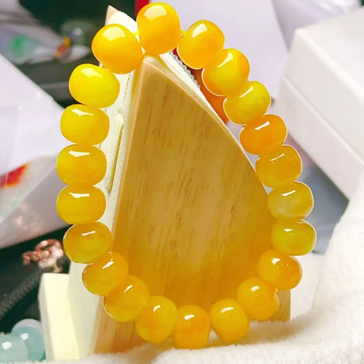 

Jadeite pure natural ice glutinous seed abacus bracelet material ice transparent and moist hand-carved warm