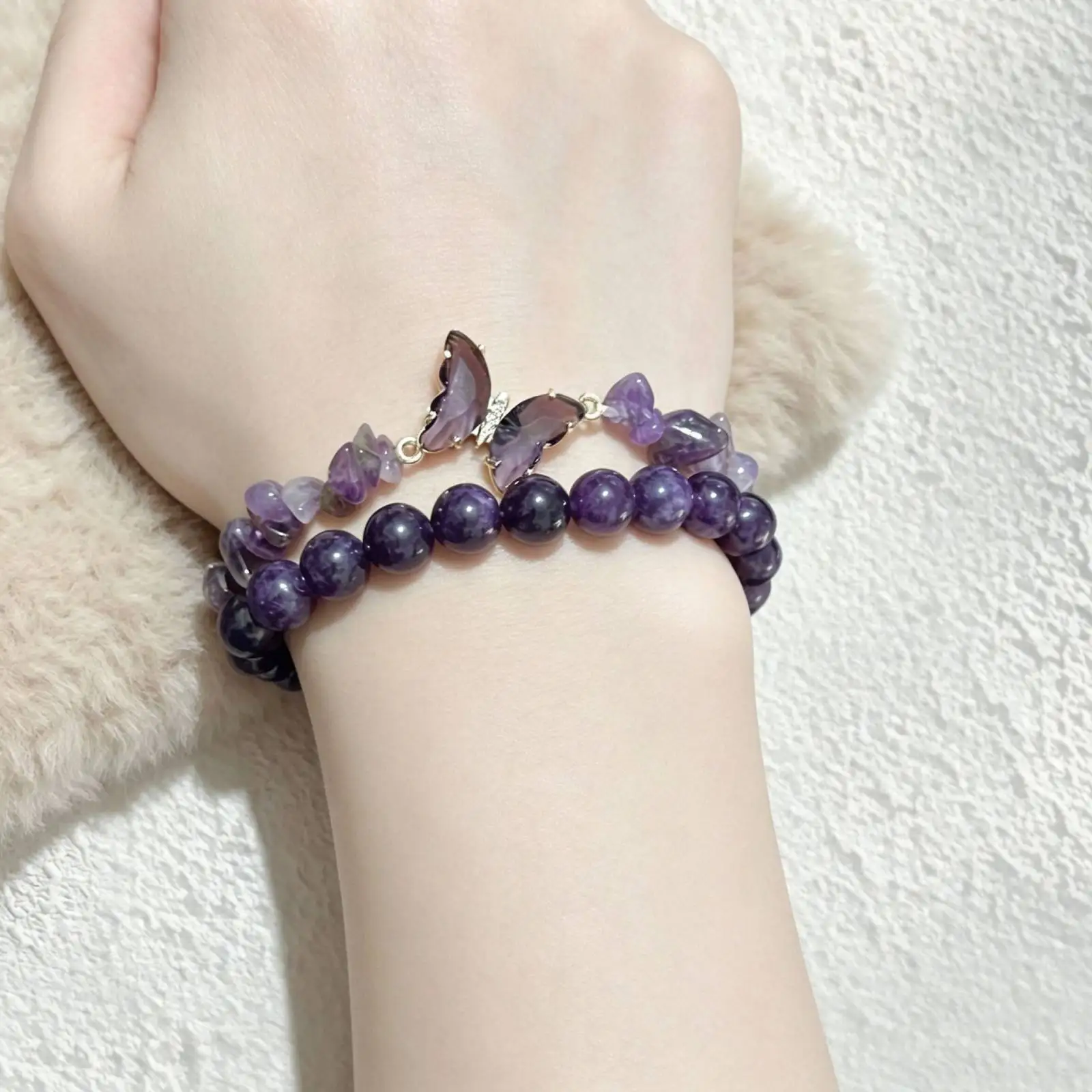 Rundes Perlenarmband mit Naturstein-Schmetterlingsanhänger für Damen, Schmuckgeschenk – Detail 1