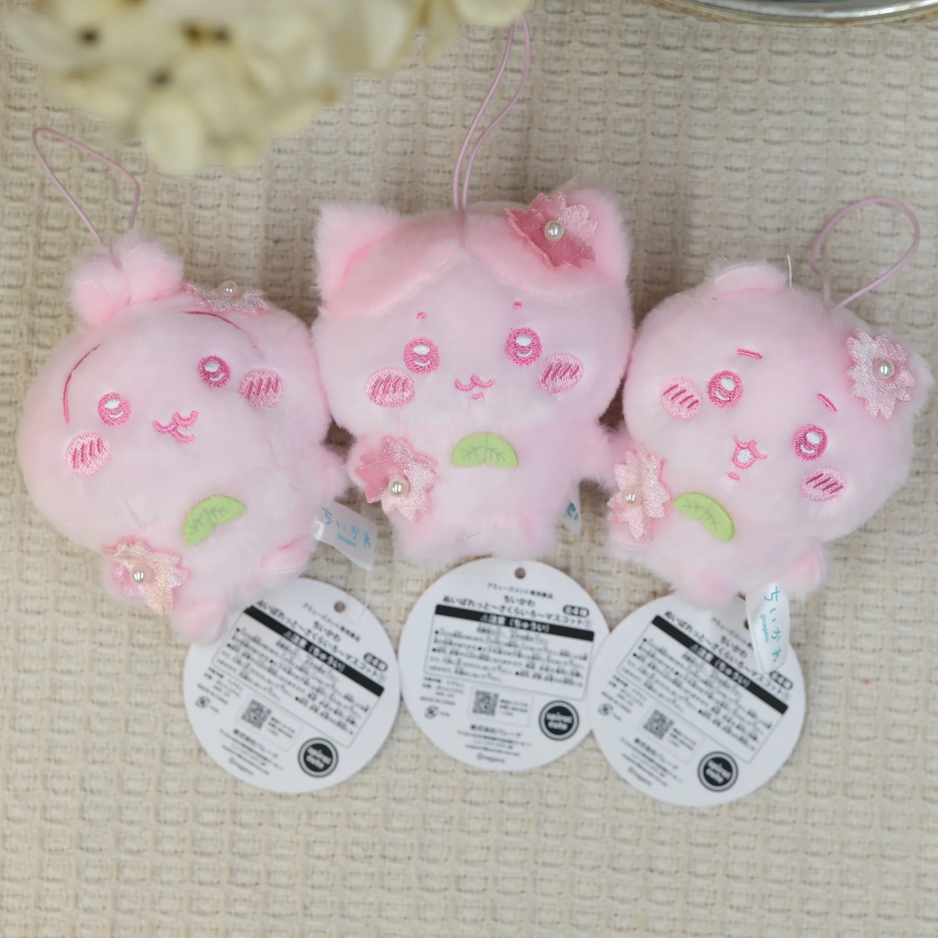 jiyiCKW Kirschblüten-Hachiware-Plüsch-Schlüsselanhänger 10cm Niedliche Rosa Katze Sakura-Themen Stofftier-Anhänger mit Perlenblumen-Details