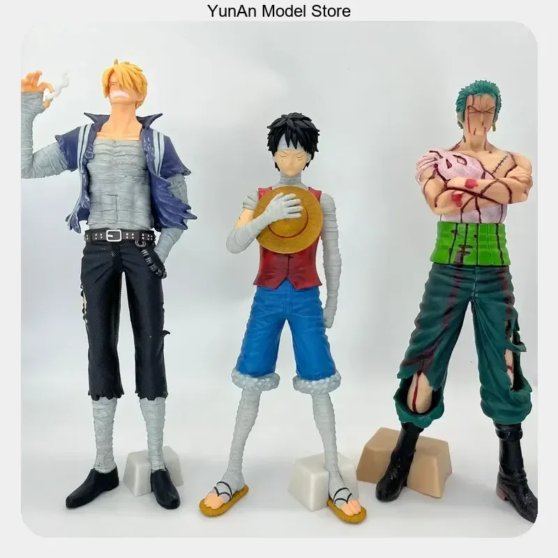 Collection de figurines de bureau One Piece : Scène célèbre de Skypiea avec Zoro blessé, Luffy et Sanji bandagés