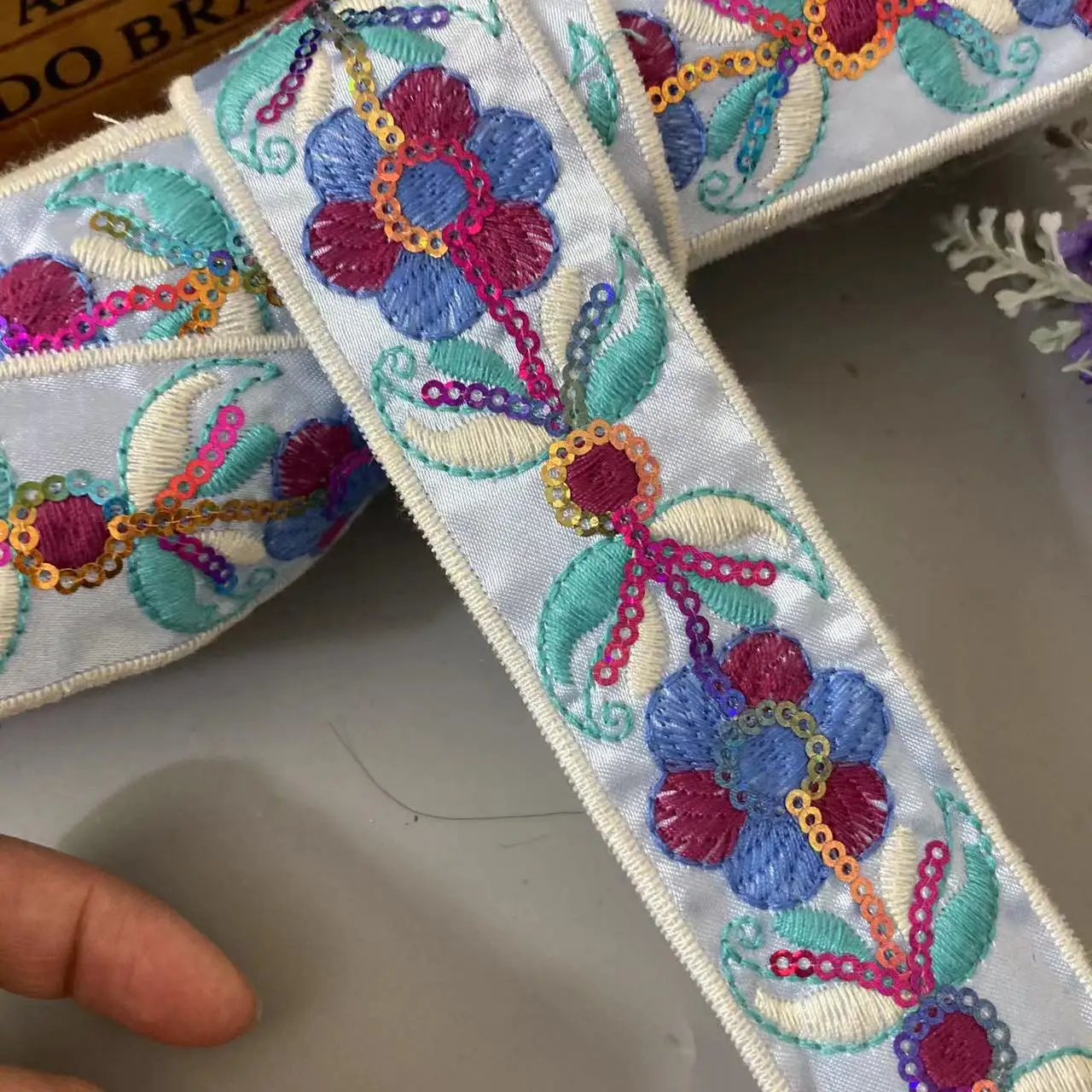 

Новая лента-тесьма 4 см, 1 ярд, светло-голубая, винтажная, этническая, с цветами, пайетками и компьютерной вышивкой, для аксессуаров и ремней