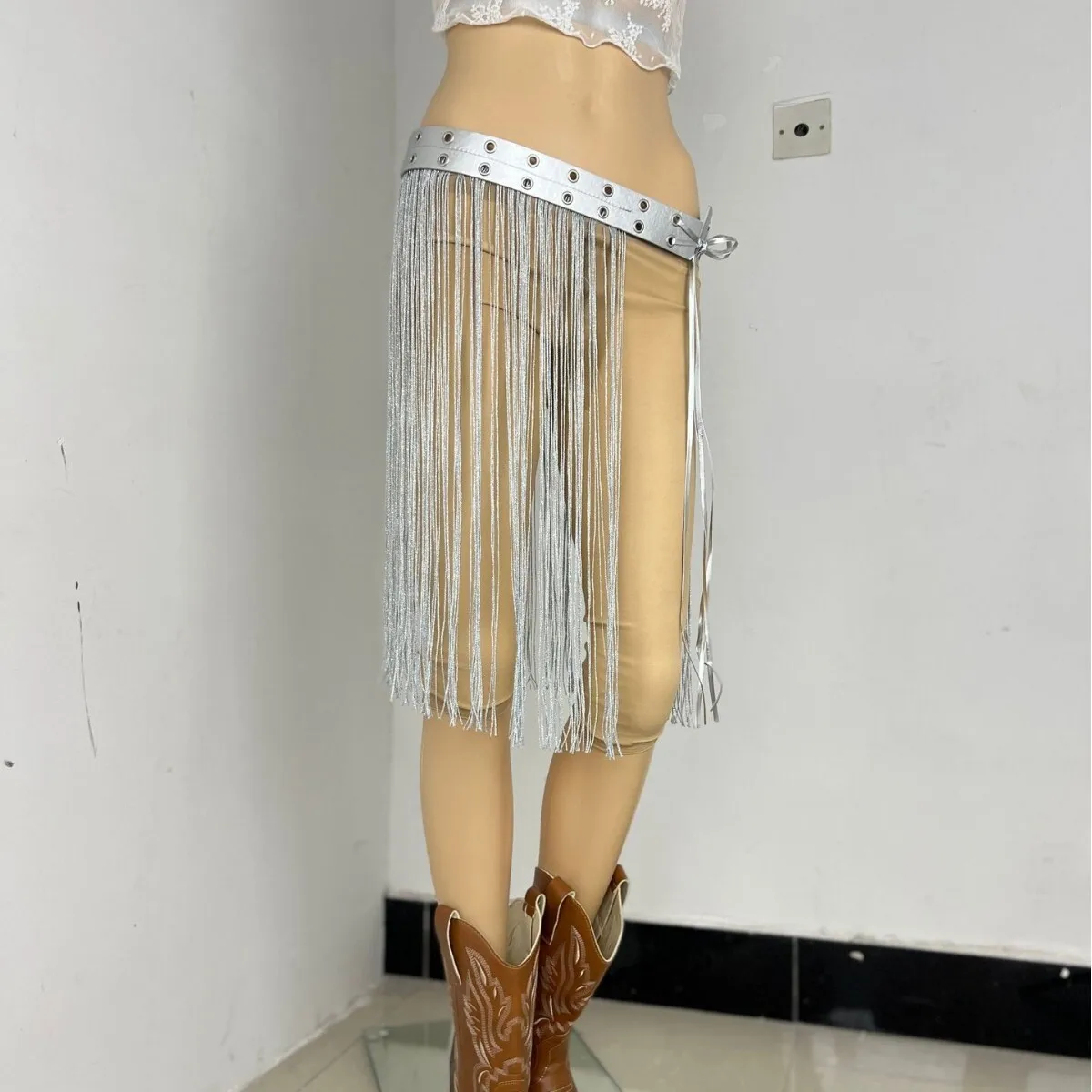 النمط الأوروبي والأمريكي برشام مزين الشرير مع شرابات واسعة سوداء بالإضافة إلى حجم تنوعا الخصر ختم البوليستر شرابة الحزام