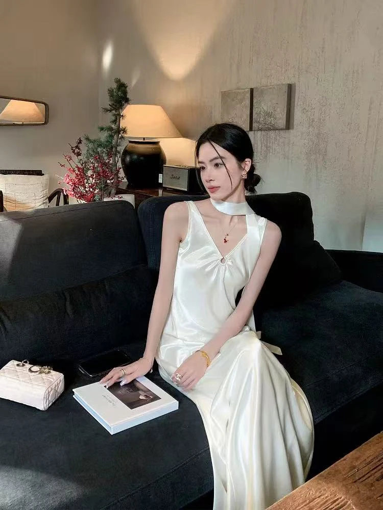 エレガントなサテンVネックドレス レディース Y2K 韓国風 シックなリボン スリム ミディ丈ワンピース 夏 セクシー ホローアウト プリーツ ノースリーブ ベスティドス ムヘール