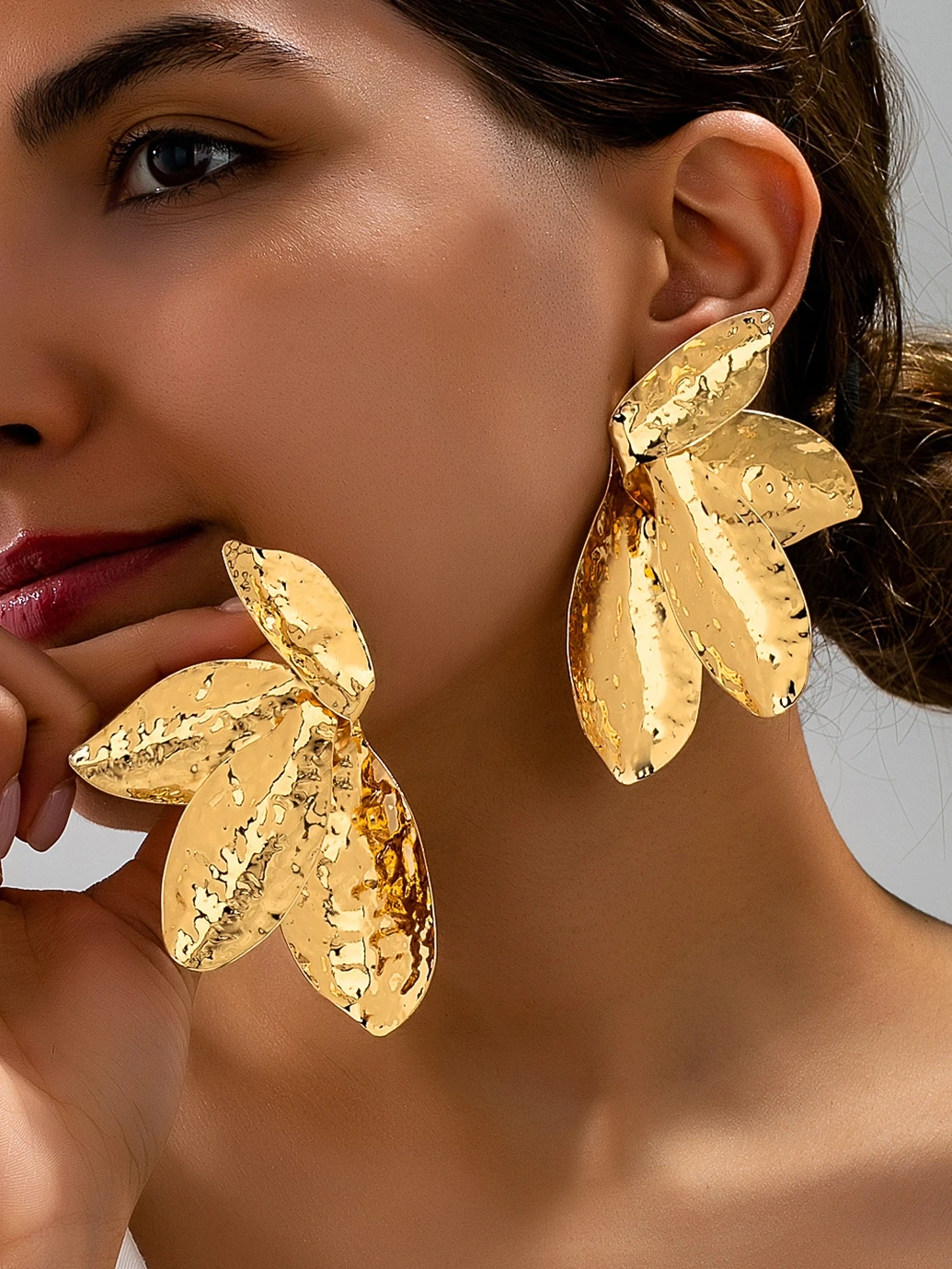 Extragroße Gehämmerte Gold-Metall-Blatt-Ohrhänger für Damen, Mehrschichtige Strukturierte Blütenblatt-Ohrringe, Trendige und Auffällige Nachtclub-Party-Accessoires
