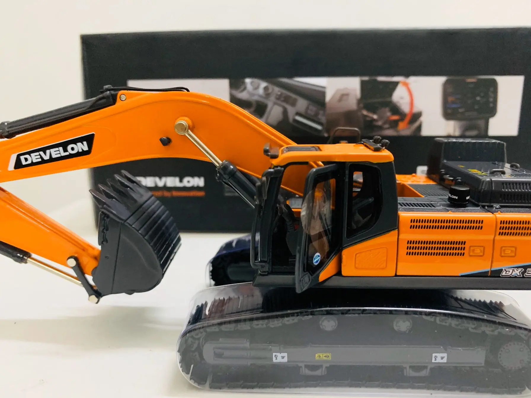 Develon DX380HD Crawler Excavator 1/50 Scale Die-Cast Model Metal Machines New in Original Box