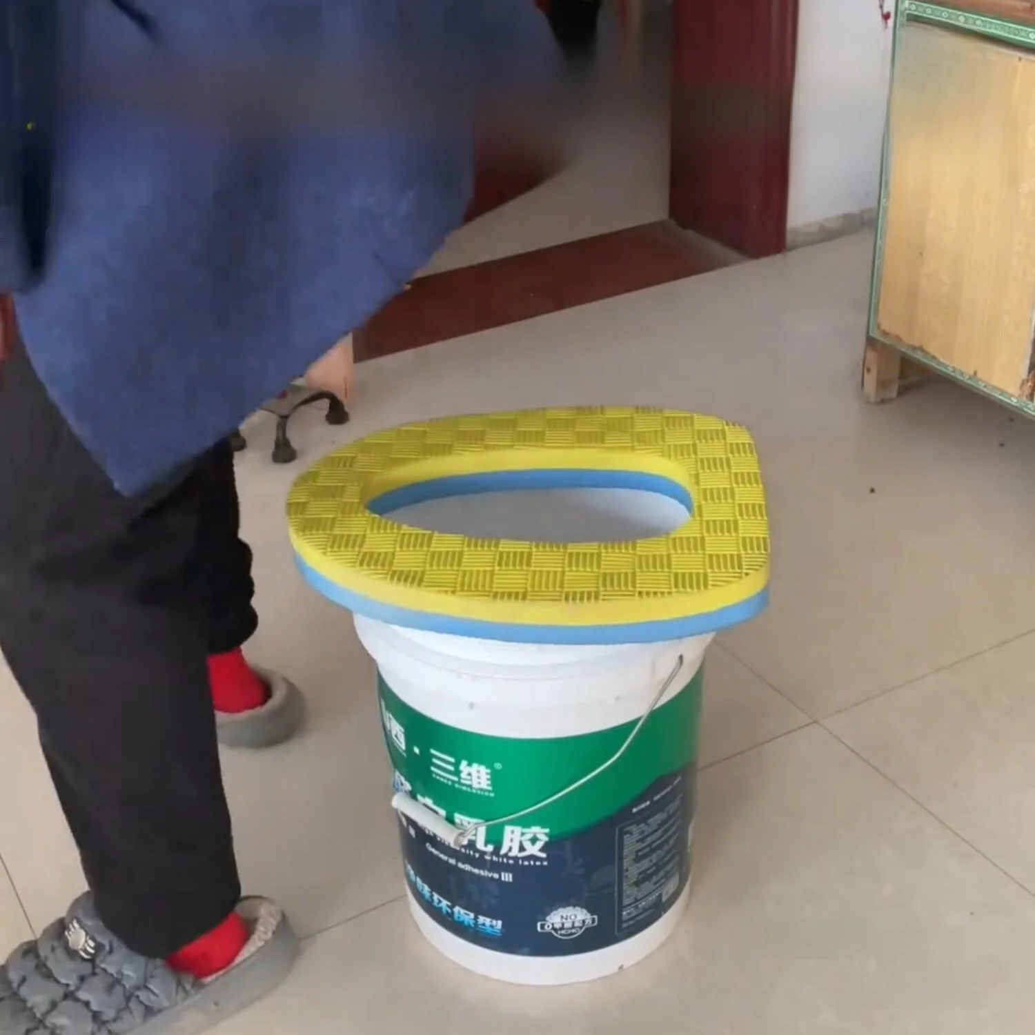 厚みのあるフォーム便座クッション防水移動しやすいユニバーサル四季通用高齢者専用トイレリングカバートイレマット