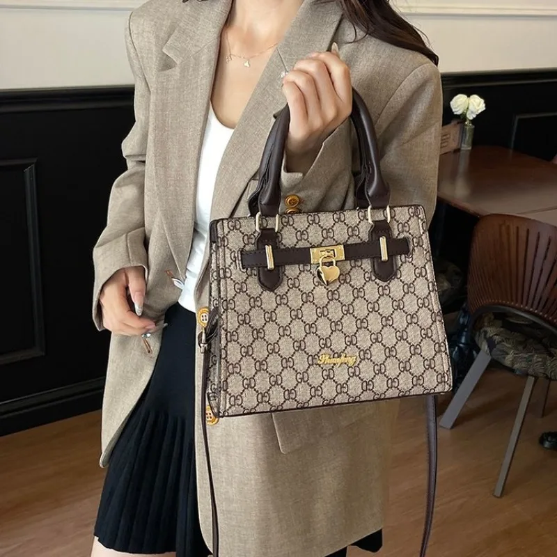 

Откройте для себя идеальный баланс в этой женской сумке через плечо среднего размера, обратите внимание наoutexcessive bulkiness для ежедневного использования.