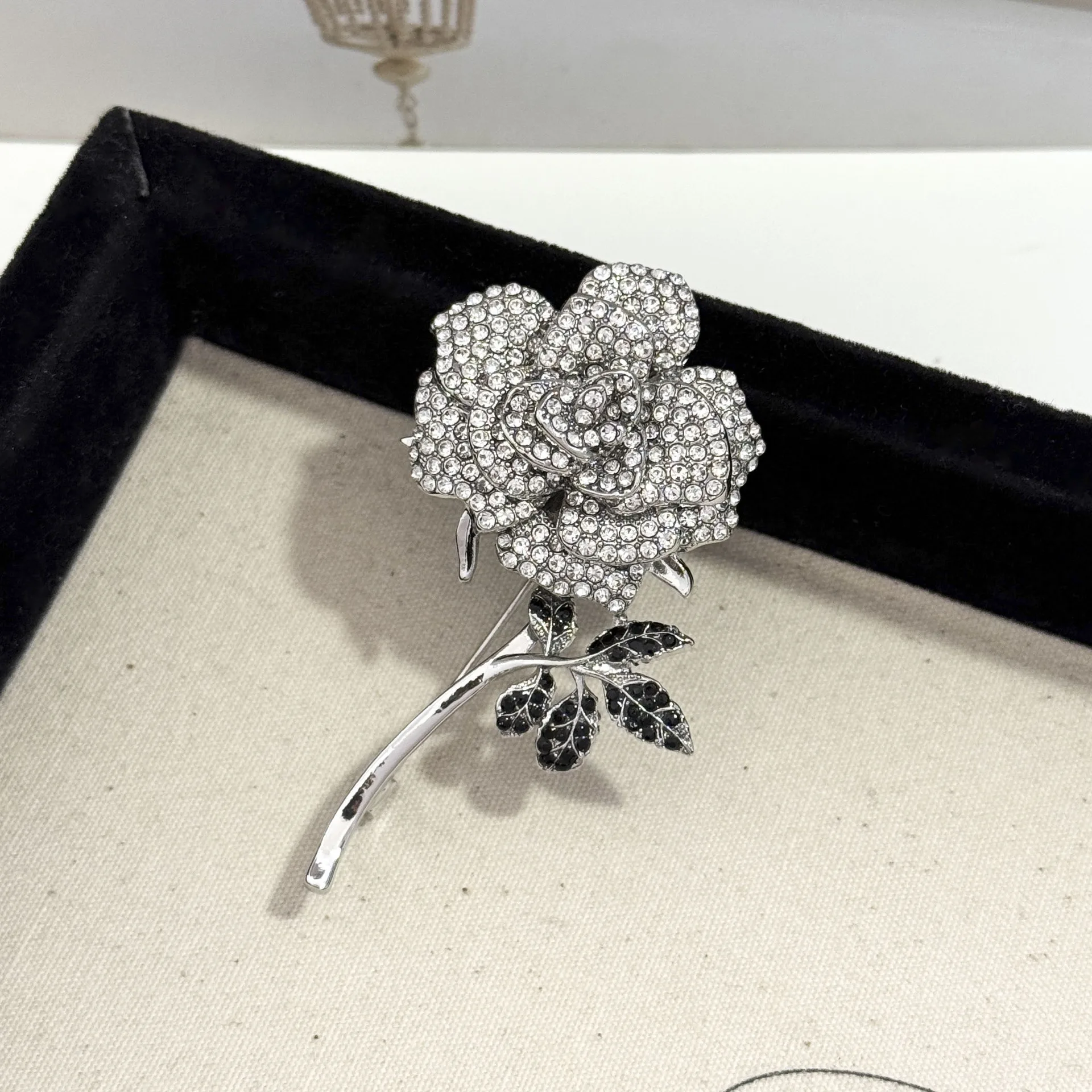Chinesische Mode-Broschen mit Strasssteinen in Silberfarbe, Rosenmuster, für Damen, trendige, zarte Blumen-Anstecker, Party- und Freizeitaccessoire, Geschenk, Schmuck. – Detail 9