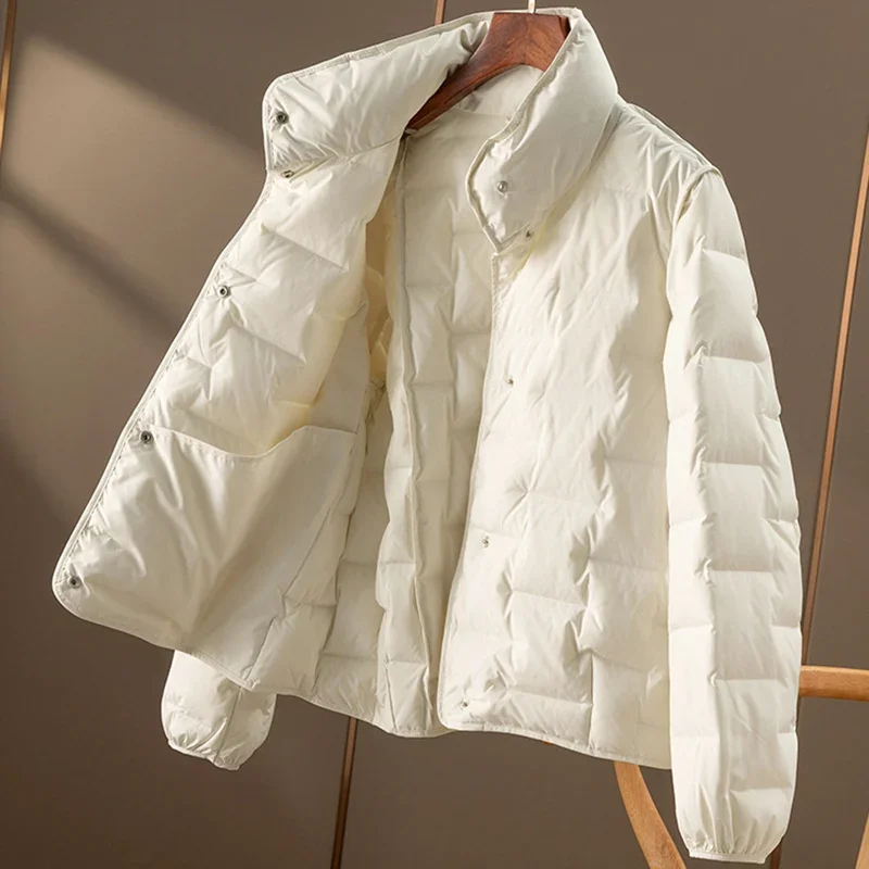 スタンドアップカラーのライトホワイトダックダウンコート,女性用,カジュアル,ゆったりとしたアウター,暖かいジャケット,モノクロ,秋,冬,学校,新しい,2024