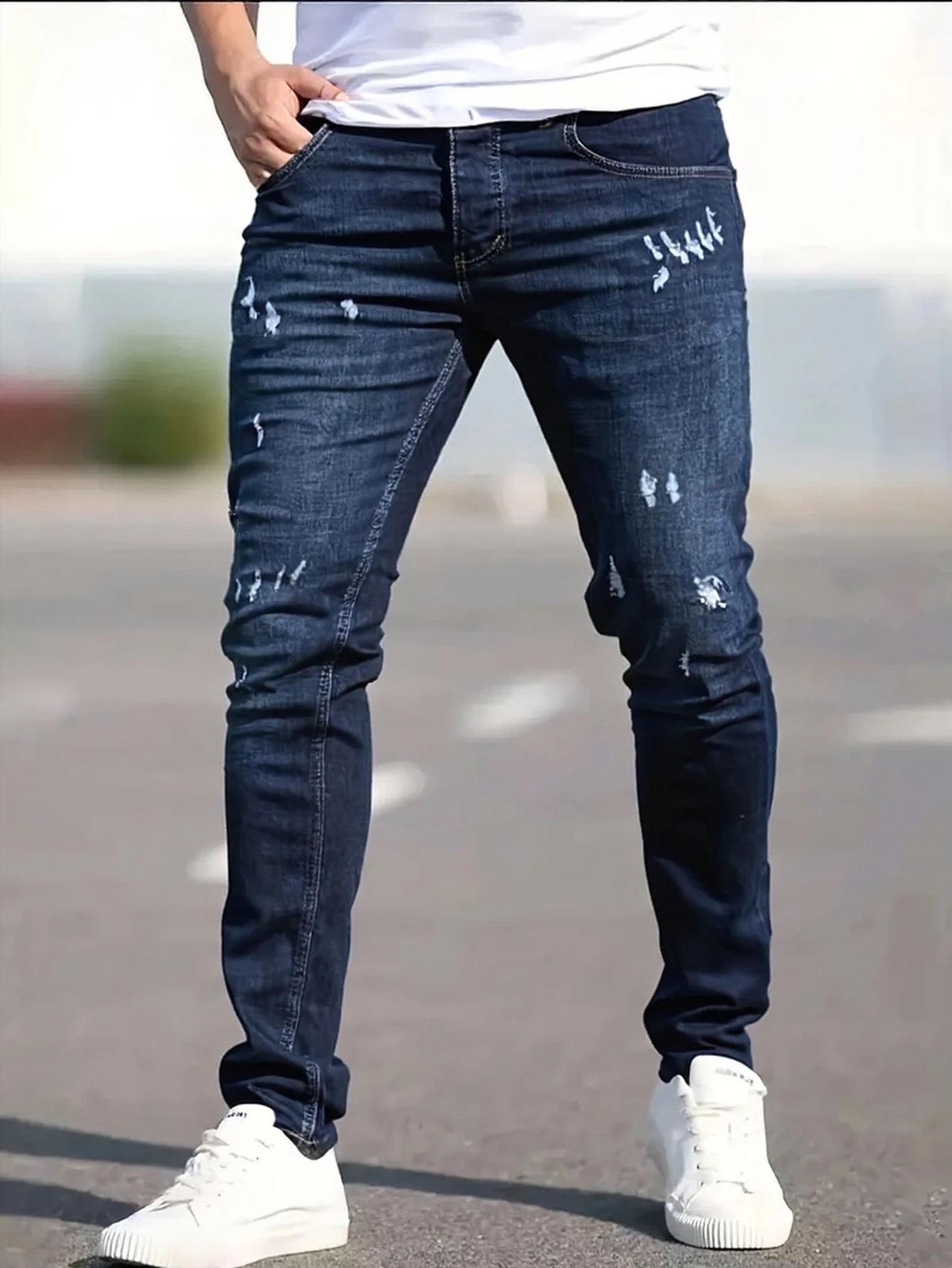 

Мужские синие узкие джинсы с потертостями, с уникальным изношенным дизайном, идеально подходящим форму тела, делает ее просто в создании.