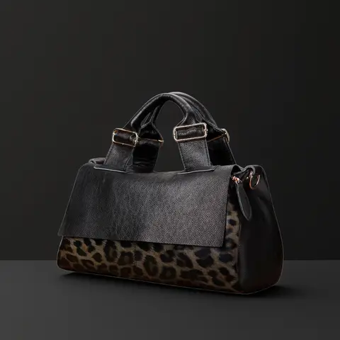 The fashionable leopard print women's handbag is made of high-quality cowhide and is a large and beautiful bag