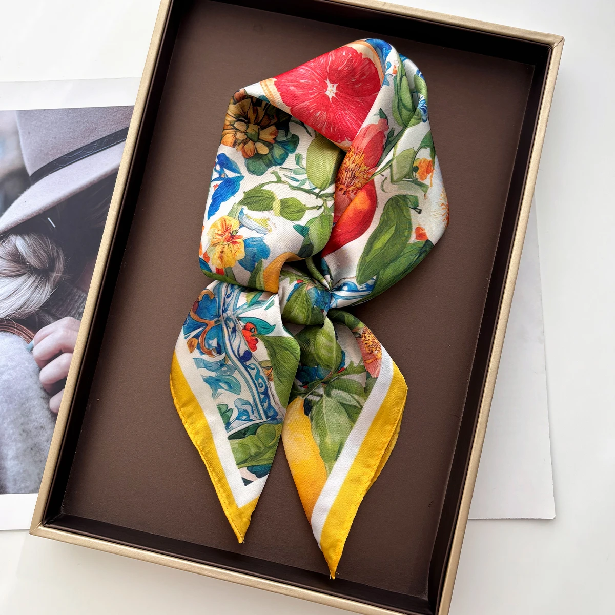 

Квадратный платок с фруктовым принтом для женщин, модная имитация шелка, бандана, повязка для волос, роскошный хиджаб, элегантная шаль, накидка