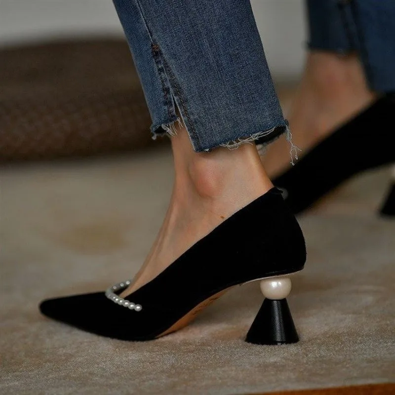 French elegant niche black pointy thick heels 2024 new all-matching shallow mouth beaded slip-on retro single shoes women