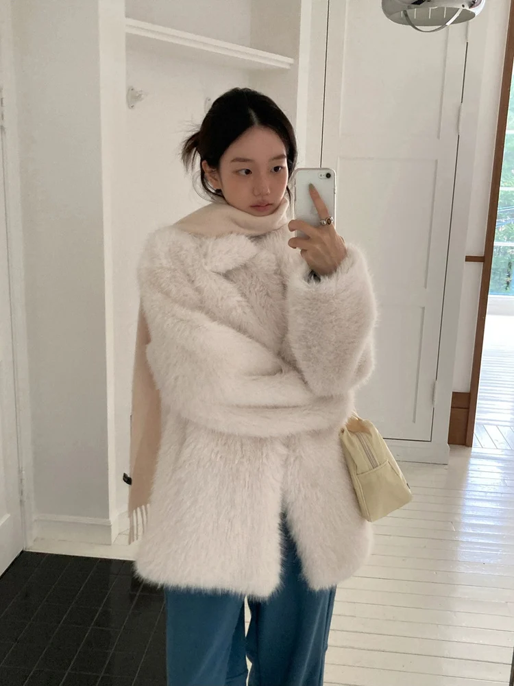 เสื้อโค้ทขนสัตว์ผู้หญิงแบบหลวม ขนฟู แต่งหนังและขนสัตว์ที่ปกเสื้อ นุ่มสบาย แฟชั่นฤดูหนาว เรียบง่าย สไตล์ยาว