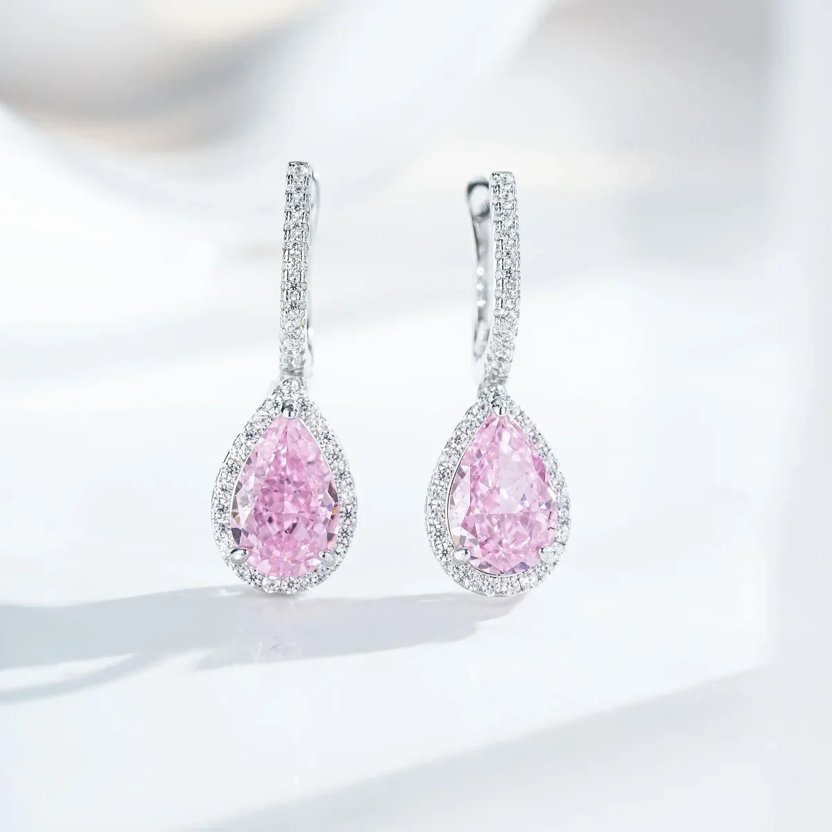 PT950 platinum earrings - teardrop-shaped stud earrings. Radiant Cut ice flower-shaped earrings.