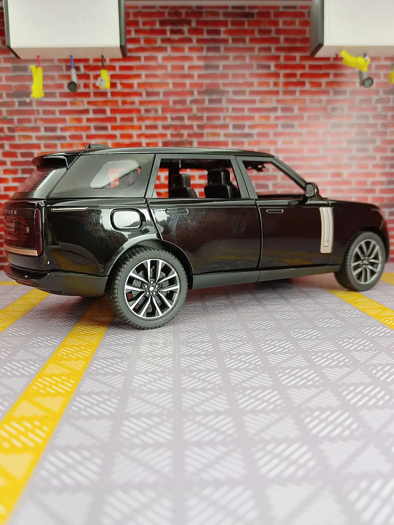 1:24 SV2022 alloy off-road vehicle model car has four doors and trunk door can also be opened  rich details, fine workmanship