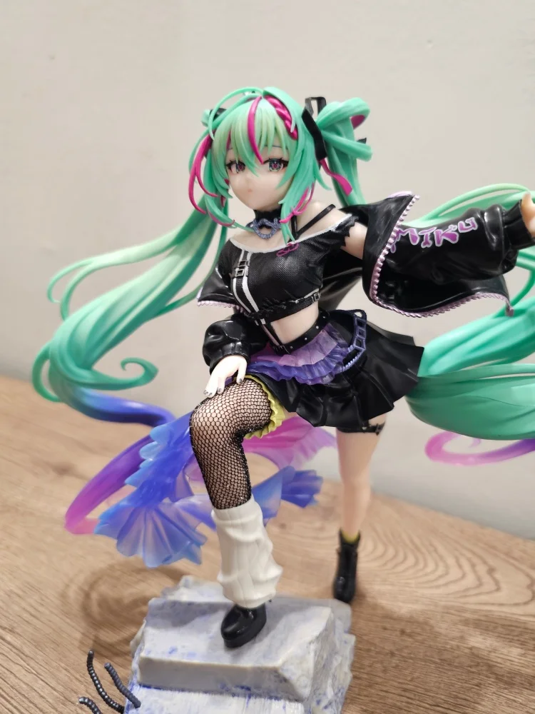 在庫あり。セガオリジナル「初音ミク-フィギュリズムα」パンクスタイルのアニメフィギュア。アニメファン向けのコレクションアイテム、卓上装飾、展示用モデル。