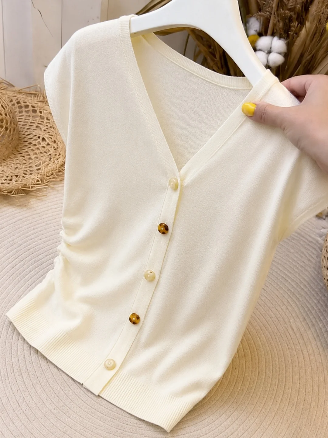 

Summer 2026 Women's Ice Silk Short Sleeve V-Neck Knitted Top Single Button Design Versatile Fashionable Korean Style Slim Fit