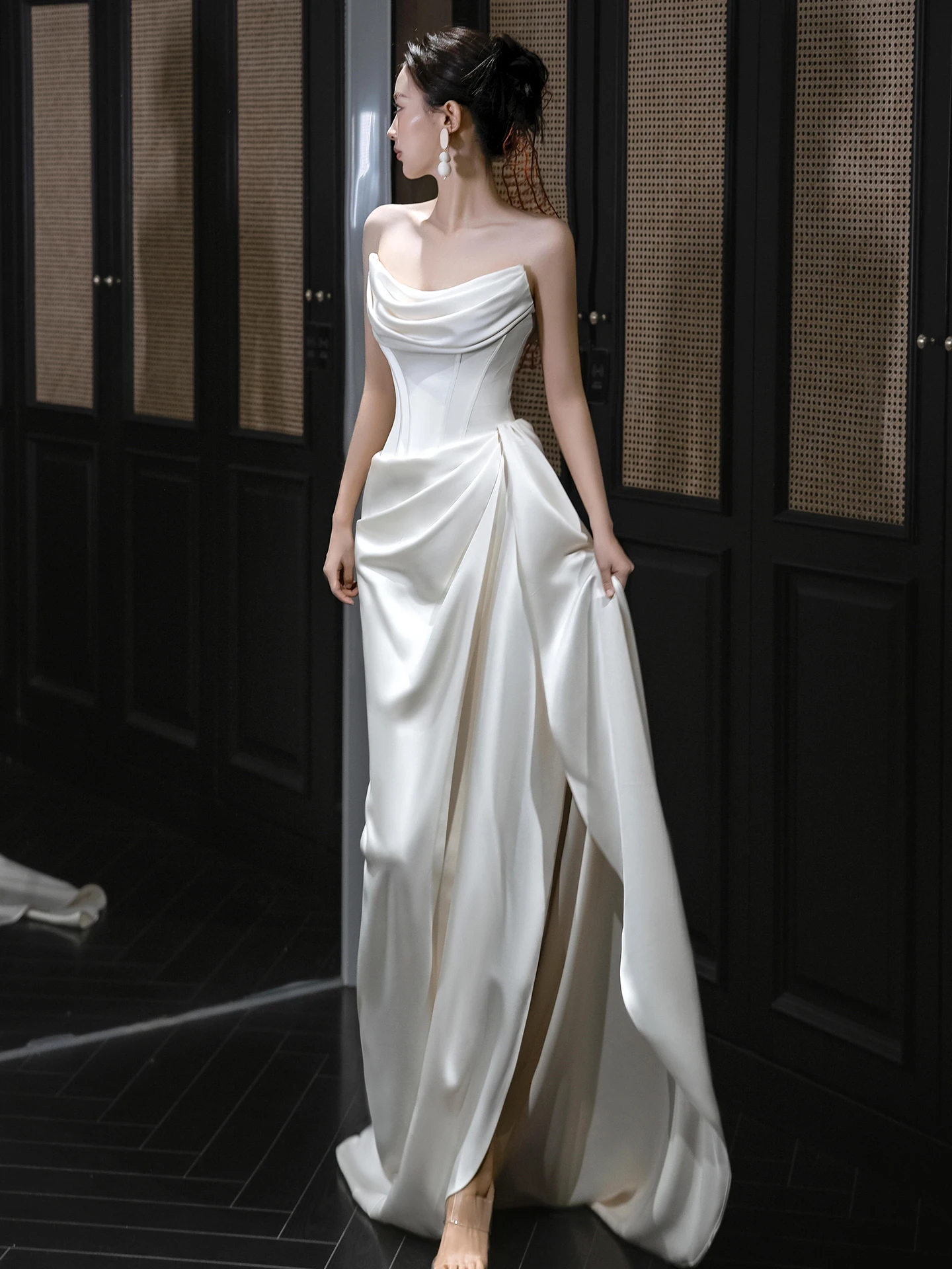 

Retro Light Wedding Dr in White Satin omsmen Welcome Travel Photoaphy New Bride Forest System Super Fairy Outing Veil