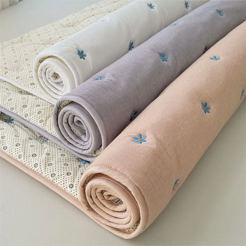 Washed cotton soybean quilted embroidered non-slip anti-stain mattress