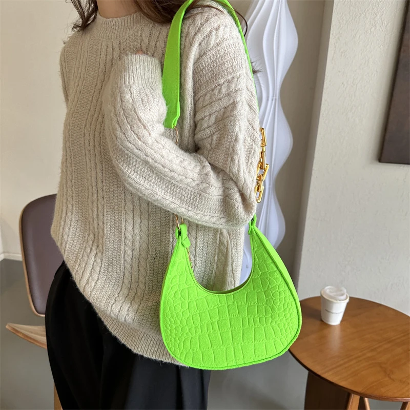 Fashionable Felt Fabric Women\'s Shoulder Bag With Small Handle Luxurious Solid Color Single Shoulder Bag Under The Armpit