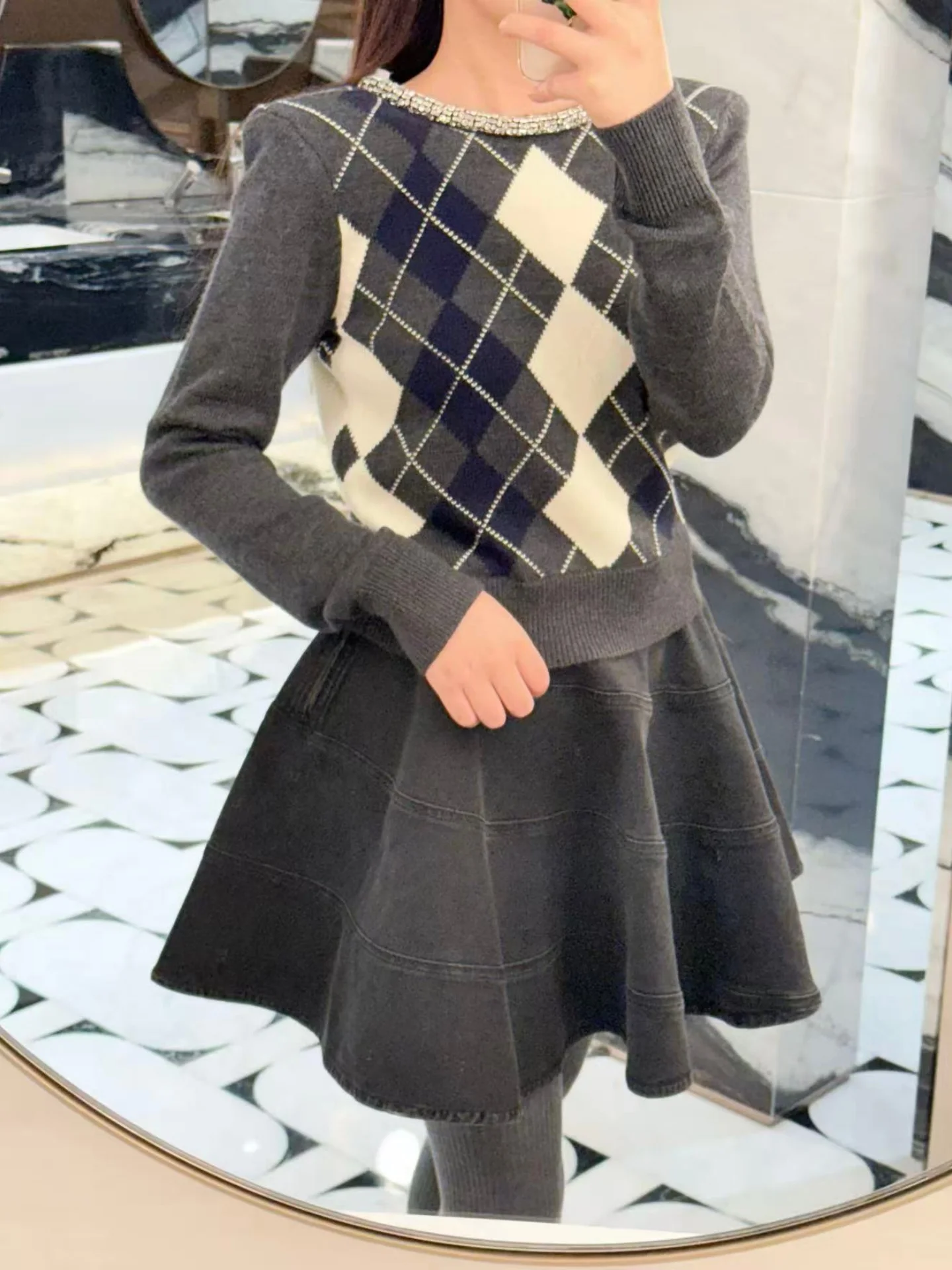 

Лондонский SP College Sle Diamond Embellied вязаный свитер с юбкой моющийся осенний наряд для женщин