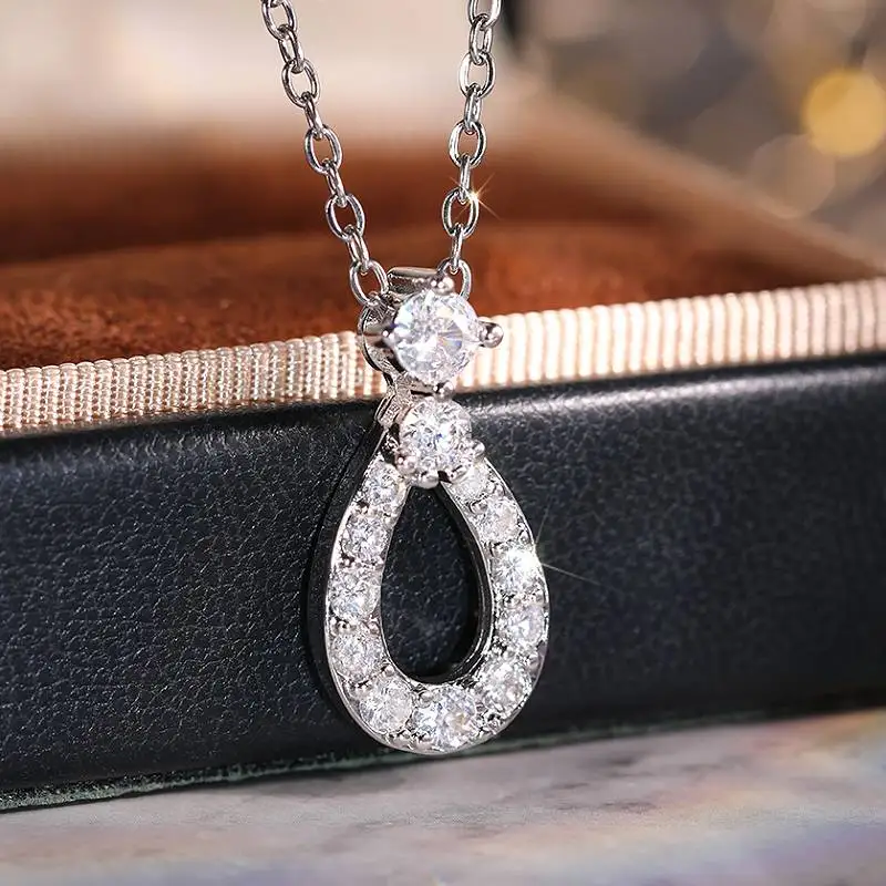 Huitan Damen-Anhänger-Halskette, Imitationsperle, luxuriös, für Hochzeit, Verlobung, eingelegt, helle CZ, trendiges Zubehör, sanfter Damenschmuck