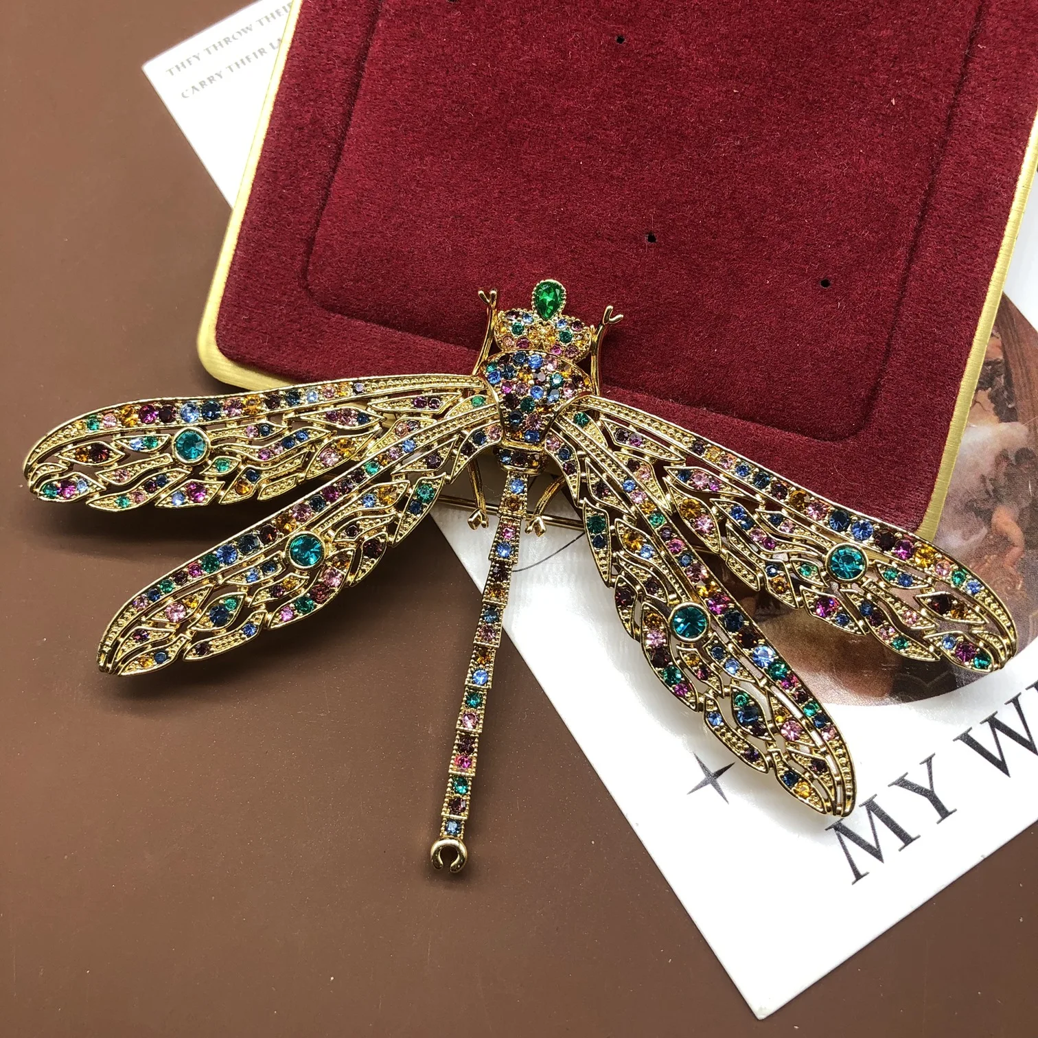 

Изысканная брошь-жуканье 2026 года, с инкрустацией стеклом, аксессуар для пальто, булавка-корсаж