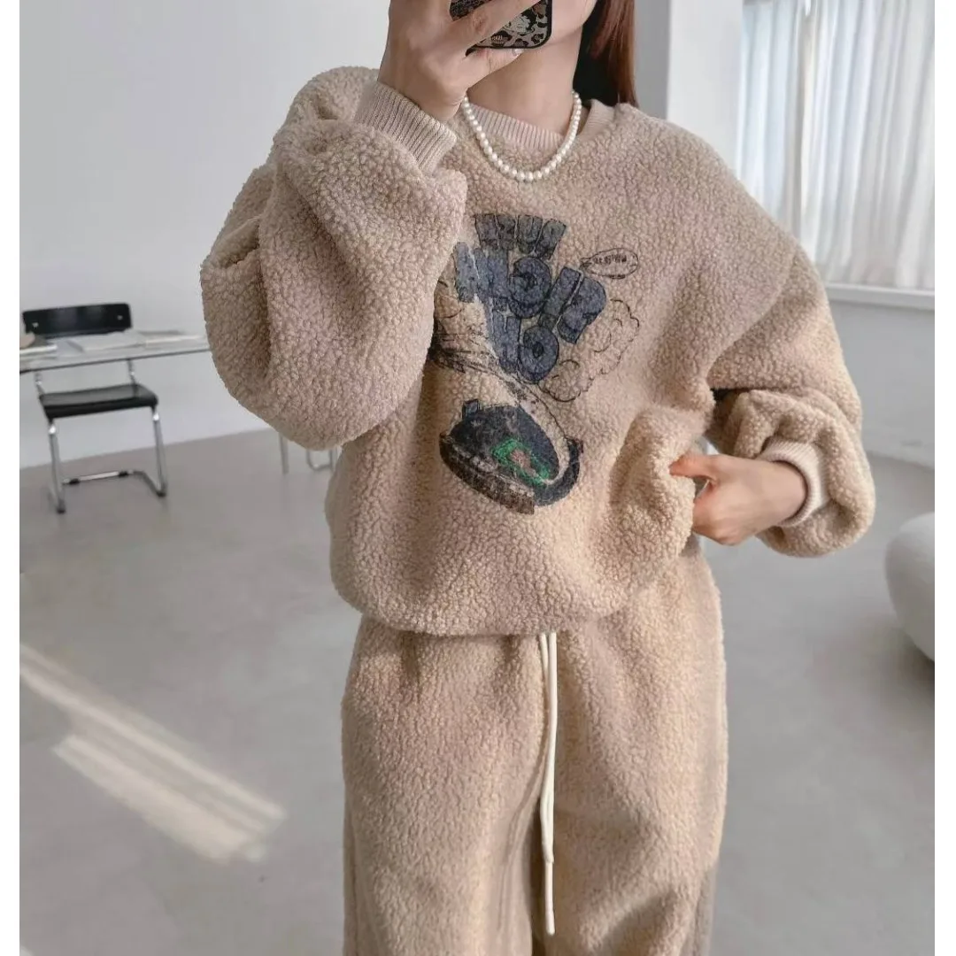 

Весенний женский модный спортивный костюм 2026 года с длинными рукавами из овечьей шерсти, свободного кроя, в стиле «шик-лэйзи», комплект из двух предметов, повседневный зимний наряд