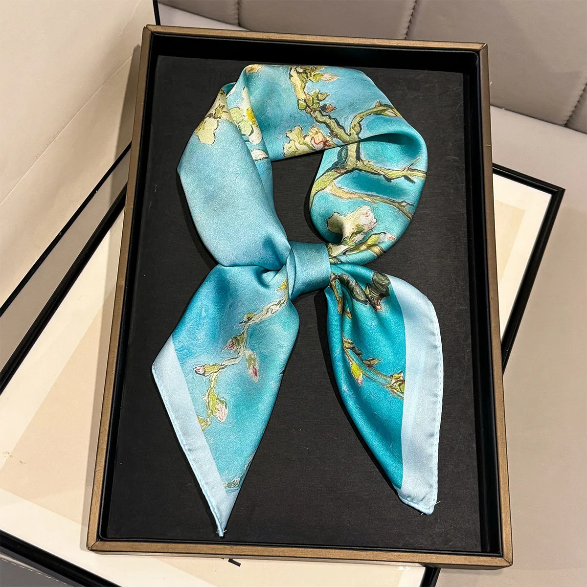

Шелковый квадратный платок с цветочным принтом в стиле ретро для женщин, мягкий шейный платок, женский хиджаб, фулярд, бандана, подходит для всех сезонов, для украшения