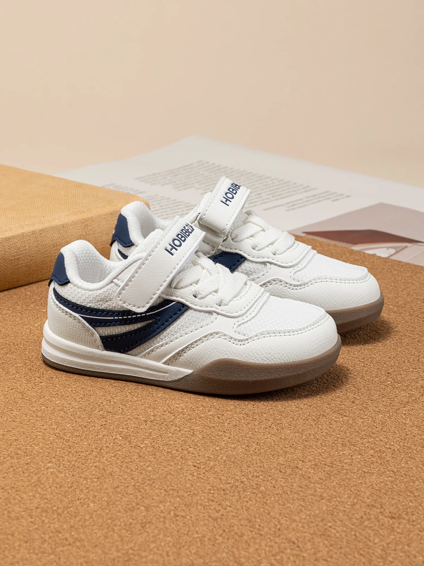 HOBIBEAR Kleinkinder-Sneaker mit breiter Passform, Klettverschluss, minimalistischer Sneaker aus Kunstleder und Mesh-Patchwork – Detail 12