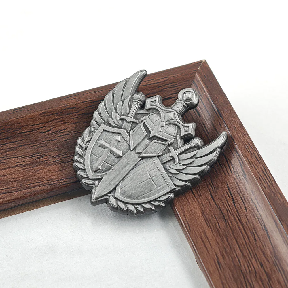 Mittelalterlicher Kreuzritter-Emblem-Pin, Templerhelm-Schwert-Brosche, geflügelter Schild-Kreuz-Abzeichen, Anstecknadeln, Fantasy-Gaming-Schmuck für Fans – Detail 6