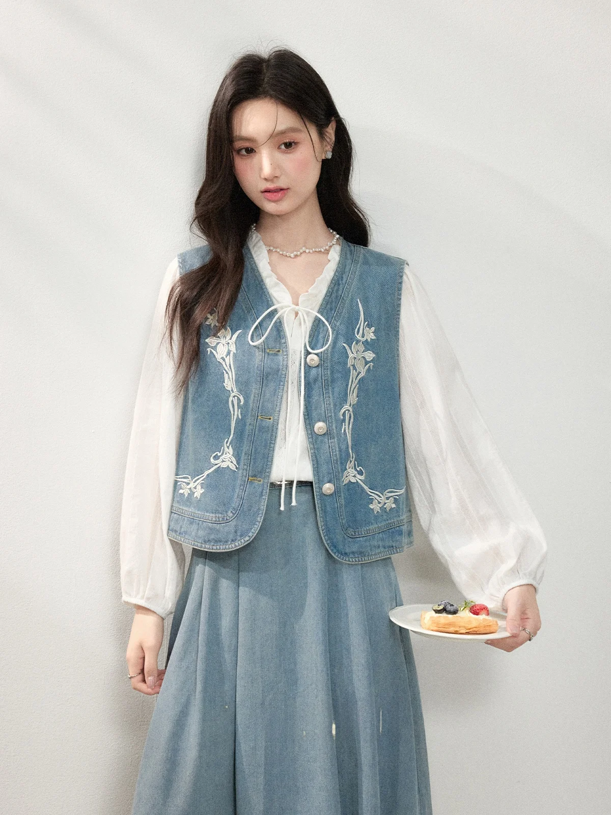 

Синий джинсовый комплект из двух предметов для женщин: модная весенняя коллекция 2026 года, футболка с V-образным вырезом, длинный рукав, свободный крой, на пуговицах, повседневный наряд