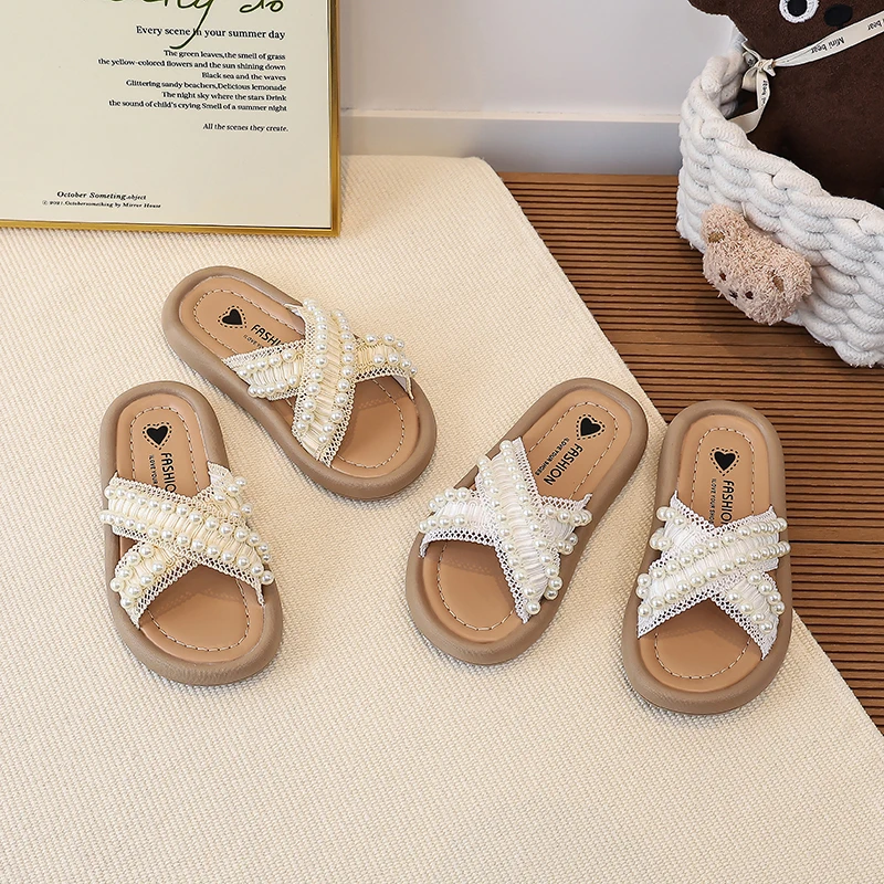 

Детские сандалии с перекрестными ремешками и бусинами для девочек, новинка 2026 года, летние пляжные шлепанцы на массивной подошве, нескользящие, комфортные, для улицы, для повседневной носки босиком