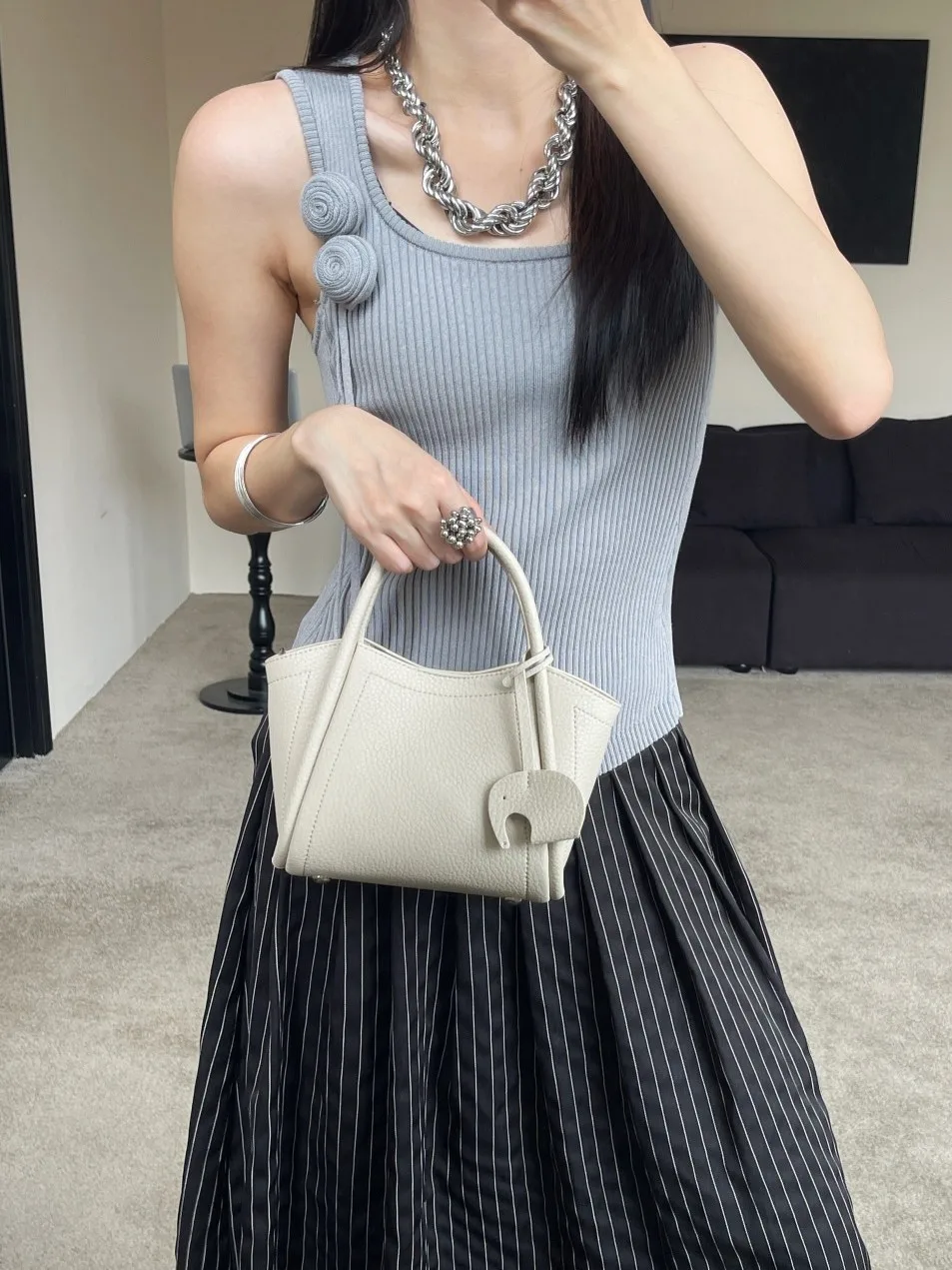 أنيقة معمارية. تم تحديد حقيبة الدلو المجنحة لأسلوب العمل إلى عطلة نهاية الأسبوع لعام 2025. #4