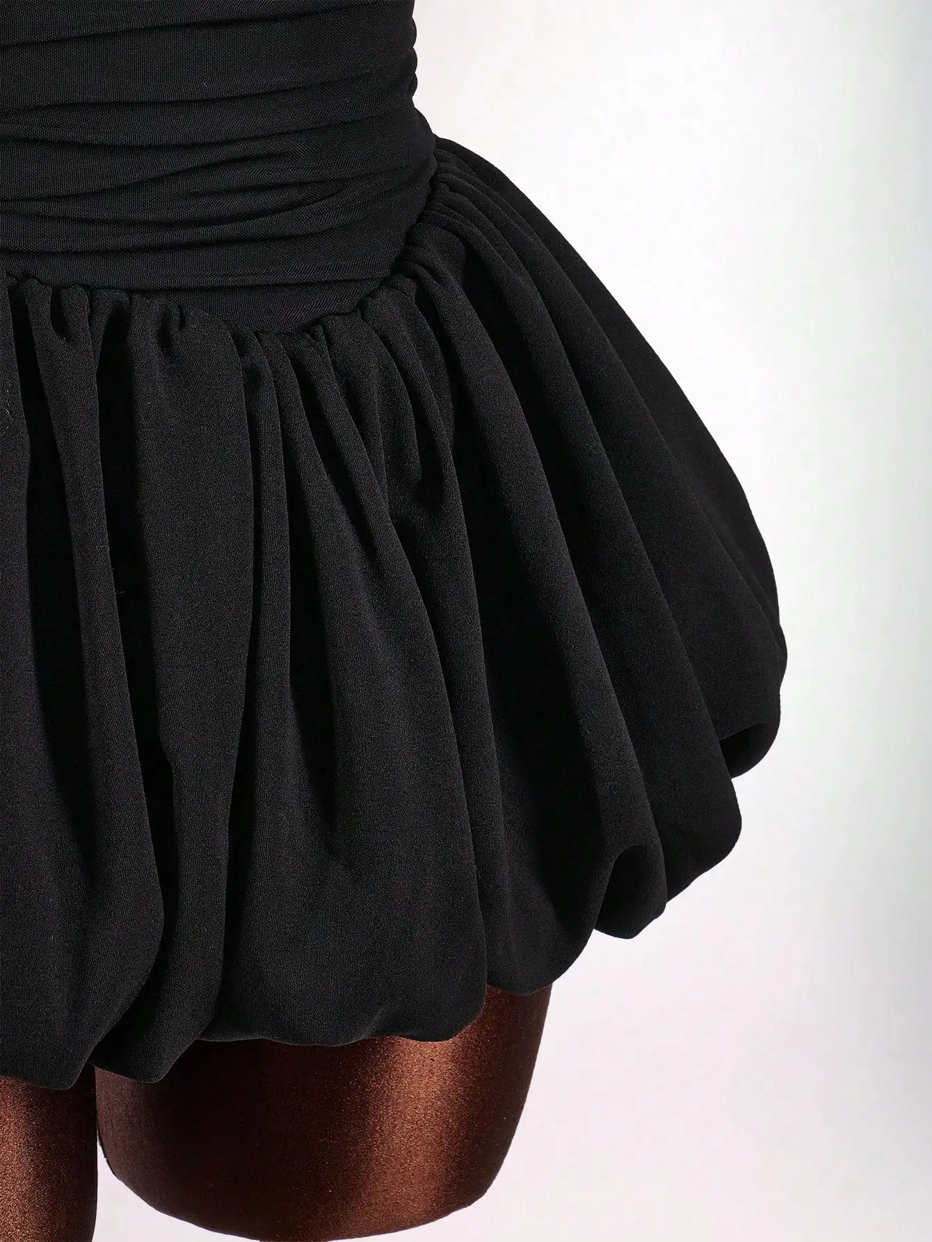 Zwarte strapless mini-jurk met ruches en pofrok voor zomerfeesten en vakanties