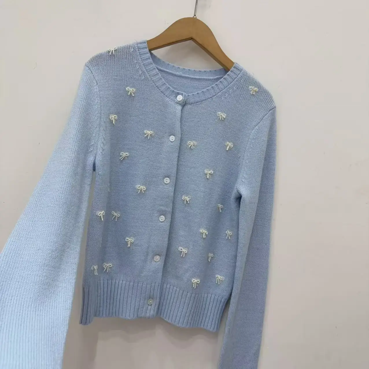 Damski kardigan z długim rękawem na jesień i zimę 2025, dziergany, ozdobiony kokardą i perłami, top damski.