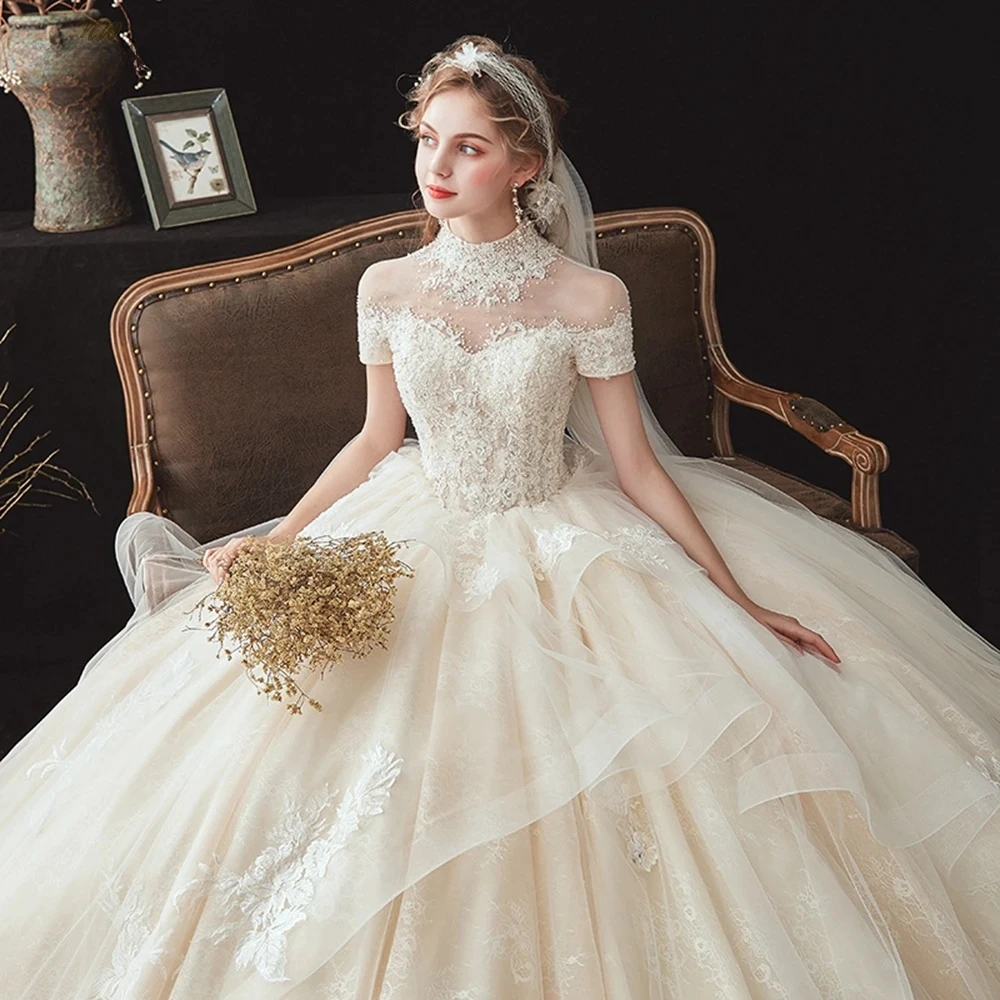 Exquisites Prinzessin-Ballkleid-Hochzeitskleid mit Stehkragen und kurzen Ärmeln, maßgeschneidertes Brautkleid mit Spitzenapplikationen und Perlen